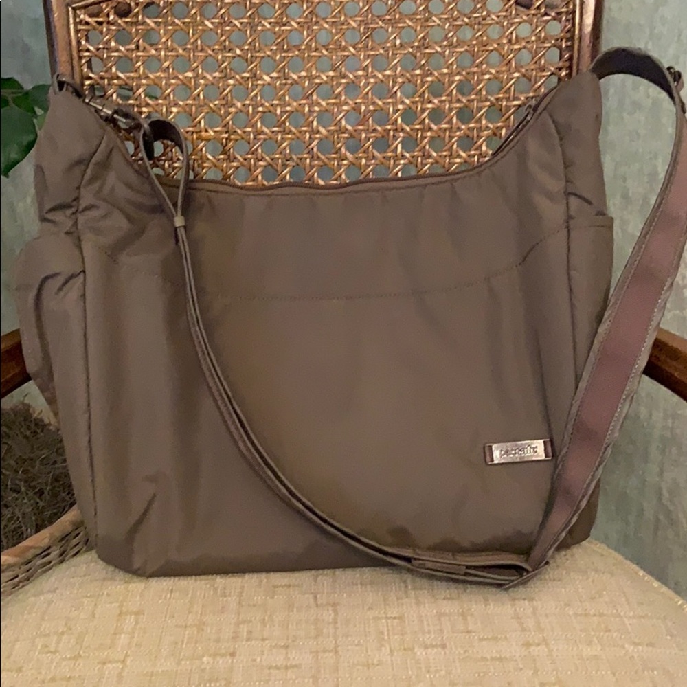 Pacsafe travel purse in taupe Anti Theft